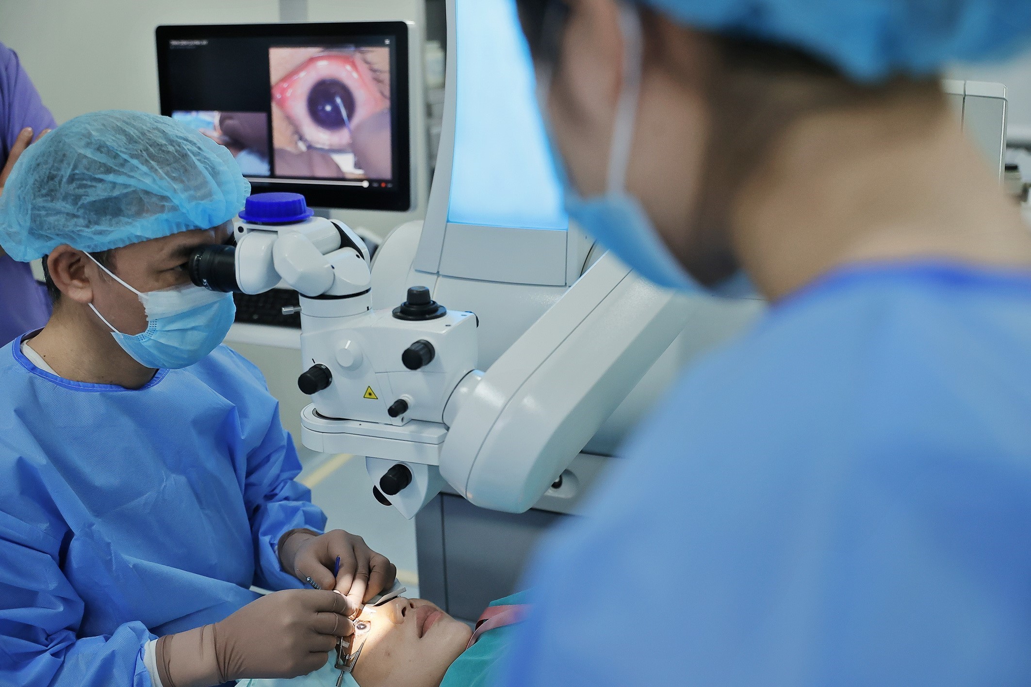 Hệ thống máy móc hiện đại giúp phẫu thuật an toàn hơn và thời gian hồi phục nhanh hơn với các trường hợp cận nặng. (Ảnh: Minh Quyết/TTXVN)